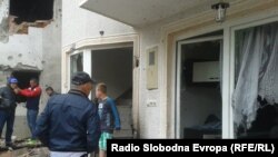 Оштетени куќи во Дива населба во Куманово после полициската акција против вооружена група. 