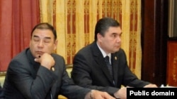 Ovezgeldy Atayev (left) and President Berdymukhammedov in Ashgabat (file photo)