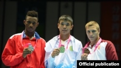 Абылайхан Жусупов (в центре) выиграл золотую медаль в Нанкине на юношеских Олимпийских играх. 27 августа 2014 года.