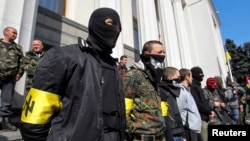 Члены "Правого сектора" у здания Верховной Рады Украины