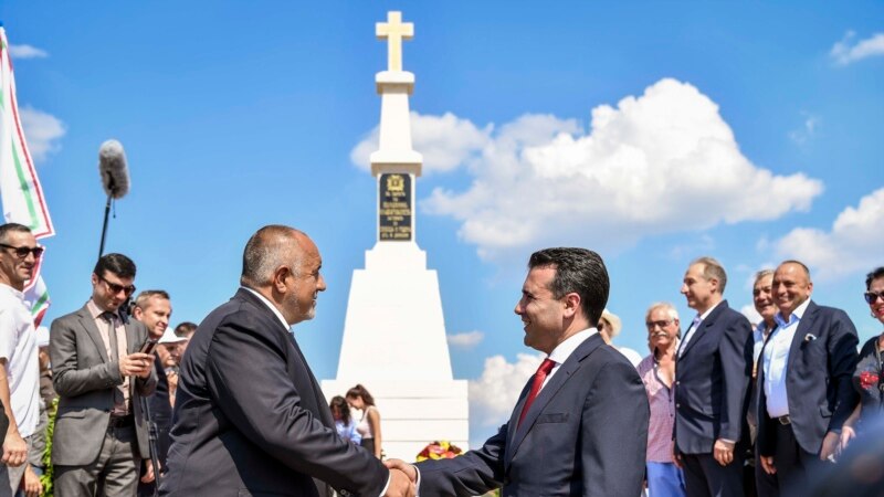 Заев и Борисов положија цвеќе пред обновен споменик на бугарски генерал