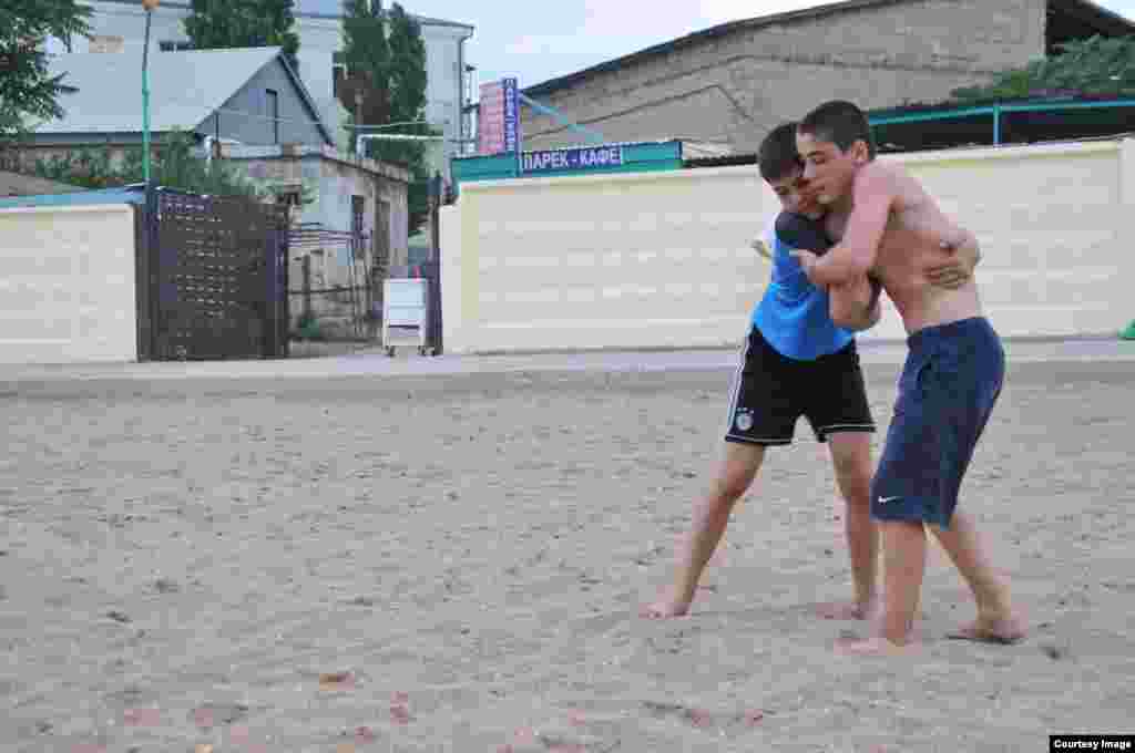 Борьбу любят в Дагестане, и пляж для тренировок не исключение