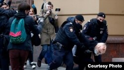 Полиция задерживает Дениса Мищенко