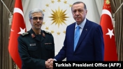 Turkish President Recep Tayyip Erdogan (R) with Chief of Iranian General Staff, Mohammad Hossein Bagheri at the presidential complex in Ankara, August 16, 2017 