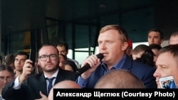 Andrei Ishchenko(center right), a candidate for the governorship of Primorye from the Communist Party, leads a rally in Vladivostok on September 17.