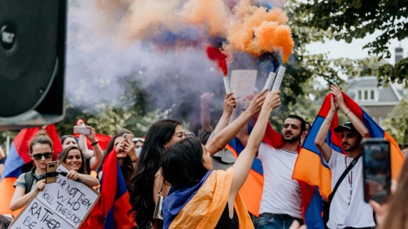 Армяне организовали акции протеста перед посольствами Азербайджана в разных странах, за ними последовали столкновения