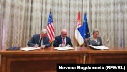 Ambasador Skat, direktor misije USAID-a u Srbiji Majkom de la Rosom i ministarka Joksimović potpisuju sporazum