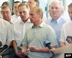 Президент России Владимир Путин отвечает на вопросы журналистов в связи с катастрофой подлодки "Курск". 16 августа 2000 года