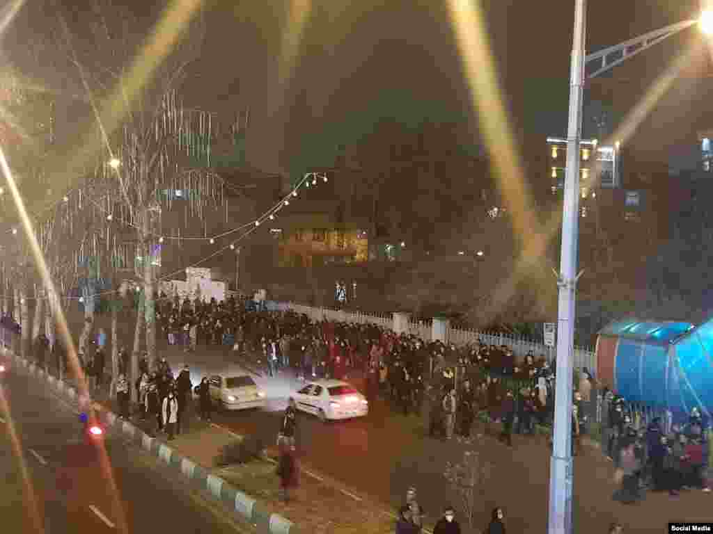 Протестувальники збираються перед станцією метро &laquo;Остад Моїн&raquo;, 12 січня 2020 року. Вони скандують антиурядові гасла, спрямовані проти консервативно-клерикального устрою Ірану.