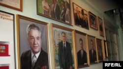 Портреты Кунаева на стене в его доме-музее.