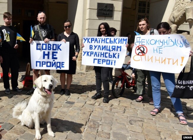 Учасники акції «Совок не пройде» проти ініціативи харківського мера Геннадія Кернеса повернути в Харкові проспекту Петра Григоренка його стару назву на честь радянського маршала Жукова. Львів, 19 травня 2019 року