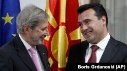 Еврокомисарят за съседската политика и преговорите за разширяване Йоханес Хан разговаря с министър-председателя на Северна Македония Зоран Заев по време на среща в Скопие