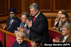 Петр Порошенко на церемонии инаугурации Владимира Зеленского в украинском парламенте