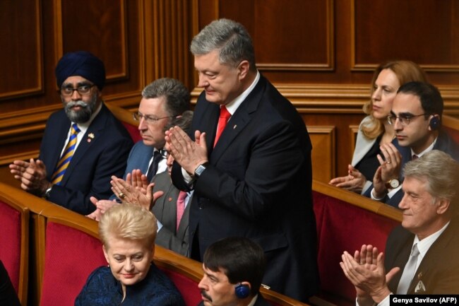 Петр Порошенко на церемонии инаугурации Владимира Зеленского в украинском парламенте
