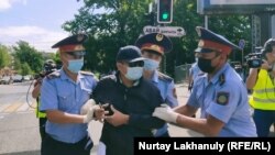 Абай ескерткіші маңында полиция адамдарды ұстап жатыр. Алматы, 6 маусым 2020 жыл.