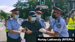 Полиция Абай ескерткіші маңында адамдарды ұстап жатыр. Алматы, 6 маусым 2020 жыл.