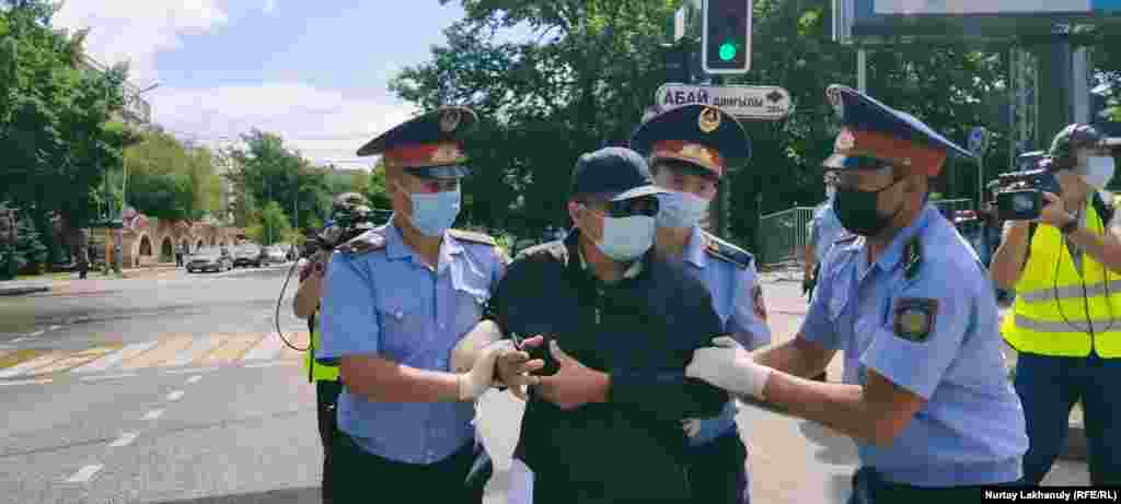 Полиция Абай ескерткіші маңына келген бірнеше адамды ұстап әкетті. Полиция көлікке күштеп салғандардың бірі "Назарбаев жүйесі құриды!", "Қазақстан, алға!" деп айқайлады.