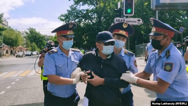 Полиция задерживает мужчину рядом с площадью у Дворца Республики.