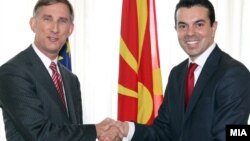 Новоименуваниот амбасадор на САД во Македонија Пол Волерс му ги предава акредитивните писма на министерот за надворешни работи Никола Поповски 