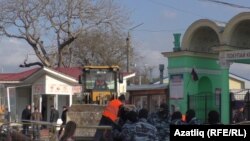 Акмәчеттә Үзәк базар тирәсендәге сәүдә урыннарын җимерү