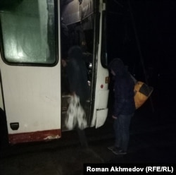 Граждане Кыргызстана садятся в автобус, который через повезет их на работу в Москву. Недалеко от кыргызского контрольно-пропускного пункта. 23 сентября 2017 года.
