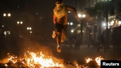 Футбольні матчі відбувалися на тлі протестів тисяч бразильців проти надмірних витрат і корупції