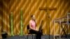 Дочь руководителя религиозной общины позирует для фотографии на главной сцене в церкви