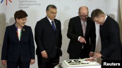 Беата Шидло, Віктор Орбан, Богуслав Соботка і Роберт Фіцо (л > п) перед святковим тортом із нагоди 25-річчя «Вишергадської групи», Прага, 15 лютого 2016 року