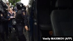 Ռուսաստան - Ոստիկանները բերման են ենթարկում արդար ընտրությունների պահանջով ցույցի դուրս եկած ընդդիմադիր ակտիվիստ Լյուբով Սոբոլին, Մոսկվա, 3-ը օգոստոսի, 2019թ.