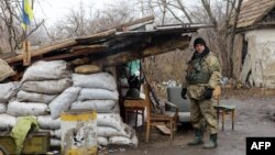 Украинский солдат на боевой позиции в деревне Зайцево Донецкой области. 12 декабря 2015 года. 