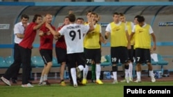 Коллеги поздравляют нападающего "Шахтера" Сергея Хижниченко после забитого им в ворота "Скендербеу" гола. Тирана, 7 августа 2013 года.