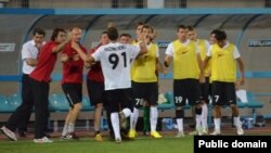 Коллеги поздравляют нападающего команды "Шахтер" Сергея Хижниченко после забитого им в ворота "Скендербеу" гола. Тирана, 7 августа 2013 года.