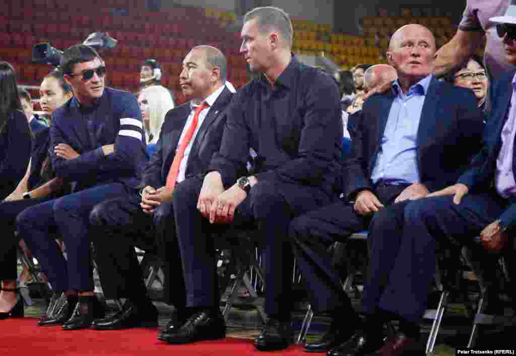 Олимпийские чемпионы по боксу Серик Сапиев (слева) и Ермахан Ибраимов (второй слева) во время церемонии прощания с Денисом Теном.