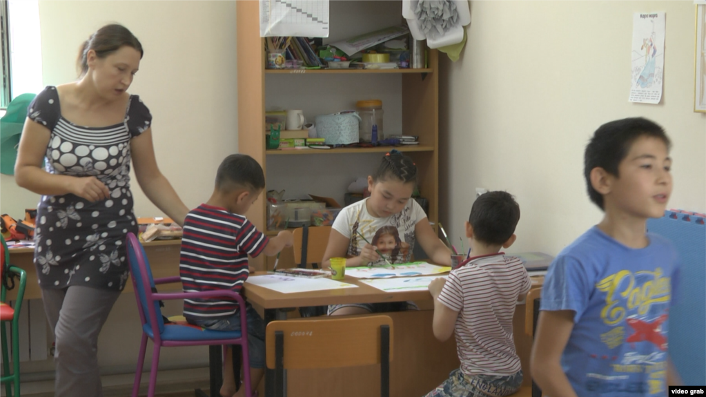 Дети на занятии по рисованию в центре «Акжол-М». Алматинская область, 21 августа 2018 года.
