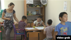 Дети на занятии по рисованию в центре «Акжол-М». Алматинская область, 21 августа 2018 года.