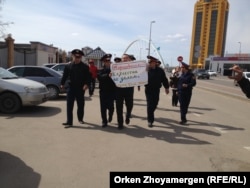 Житель Астаны Муратбек Аргынбеков протестует против заявлений российского политика Владимира Жириновского. Астана, 14 апреля 2014 года.