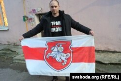 Аляксей Бяляеў са сьцягам, які называе сваёй дарагой рэліквіяй