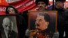 Участники демонстрации с портретом Сталина