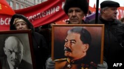 Участники демонстрации с портретом Сталина в России.