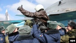 Российские военные встречают пилота российского военного самолета, вернувшегося из авиабазы Хмеймим в Сирии. Воронеж, 15 марта 2016 года.