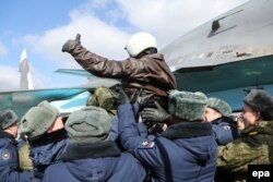 Pilotul unui bombardier Su-34, după ce a revenit din Siria la baza aeriană din Voronej, 15 martie 2016