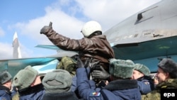 Российский пилот вернулся в Россию из Сирии. Архивное фото, 15 марта 2016 год