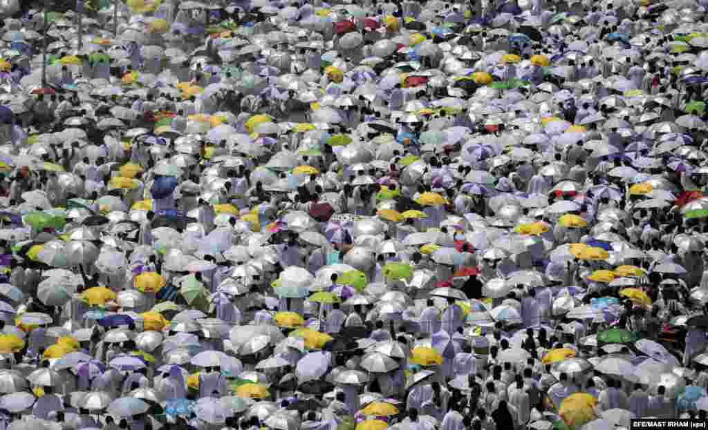 Muslim worshippers gather outside the Namrah Mosque during the hajj pilgrimage in Arafat, near Mecca, Saudi Arabia. (epa/Mast Irham)