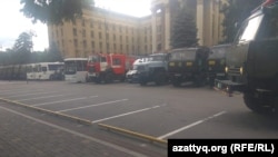 Автобусы и грузовики за зданием Казахстанско-британского технического университета в Алматы. 12 июня 2019 года.