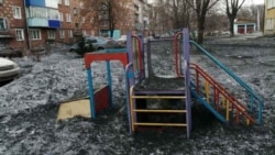 Детская площадка с чёрным снегом в Киселёвске