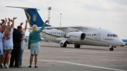 Самолет Ан-148 президента Украины Владимира Зеленского. Самолет сфотографирован во время обмена пленными с Россией в 2019 году.