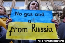 Під час акції на підтримку України біля посольства Німеччини в Бельгії. Брюссель, 11 березня 2022 року. На плакаті напис англійською: «Ні газу і нафті з Росії!»