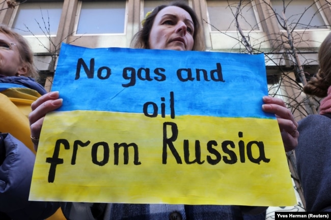 Під час акції на підтримку України біля посольства Німеччини в Бельгії. Брюссель, 11 березня 2022 року. На плакаті напис англійською: «Ні газу і нафті з Росії!»