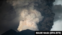 Виверження вулкана на горі Агун, острів Балі, Індонезія, 27 листопада 2017 року