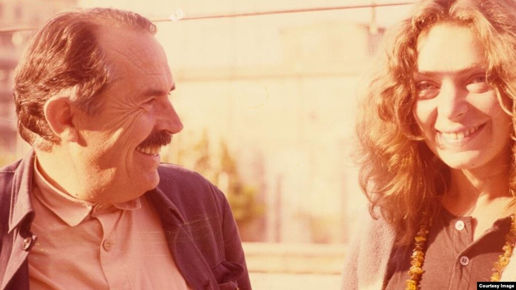 v-gostyah-u-lori-kino-negritoskami-porno